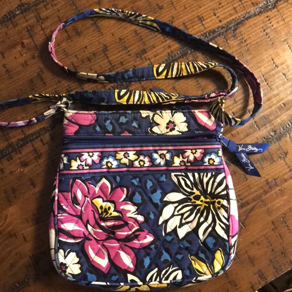 Vera Bradley Handbags - 🌈FIRM PRICE 🌈Vera Bradley Crossbody little purse